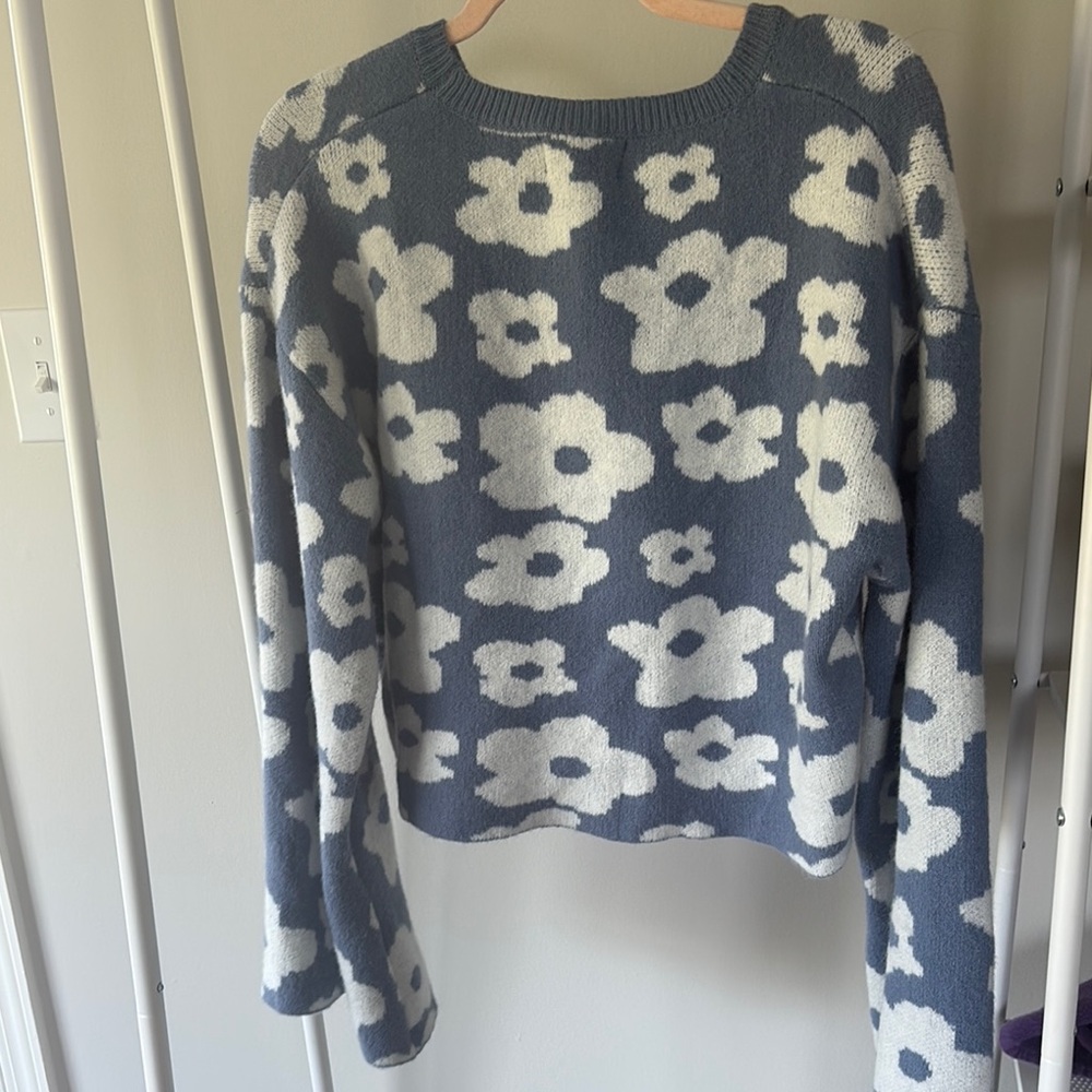 Floral Bell-Sleeve Cropped Sweater NWT - Picture 4 of 6